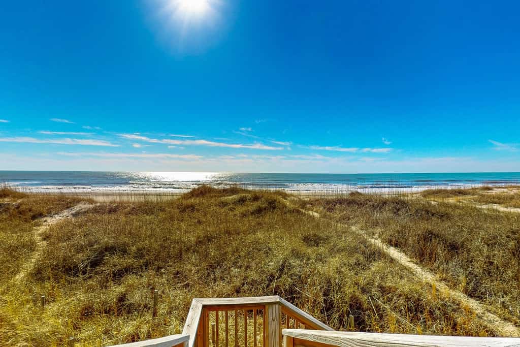 Oceanside Gem: Gorgeous oceanfront home with beach access, large deck, & pool
