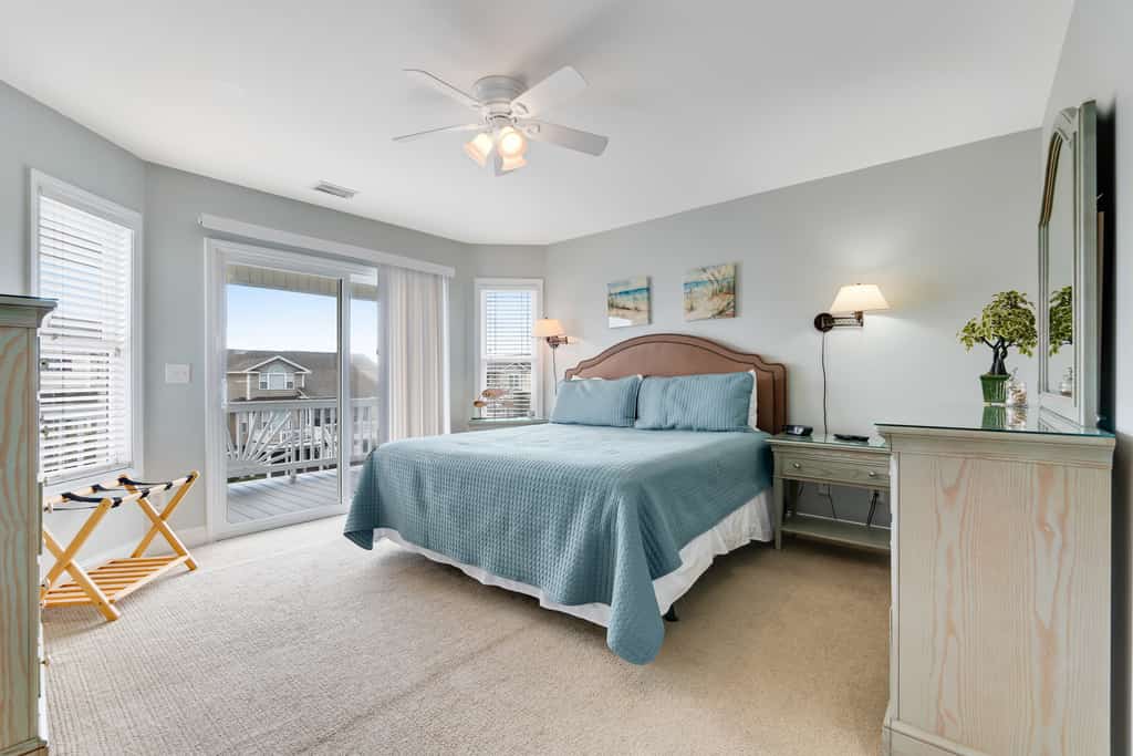 Finally Free: Sprawling home with pool access, balconies, enclosed yard, & grill - dogs ok