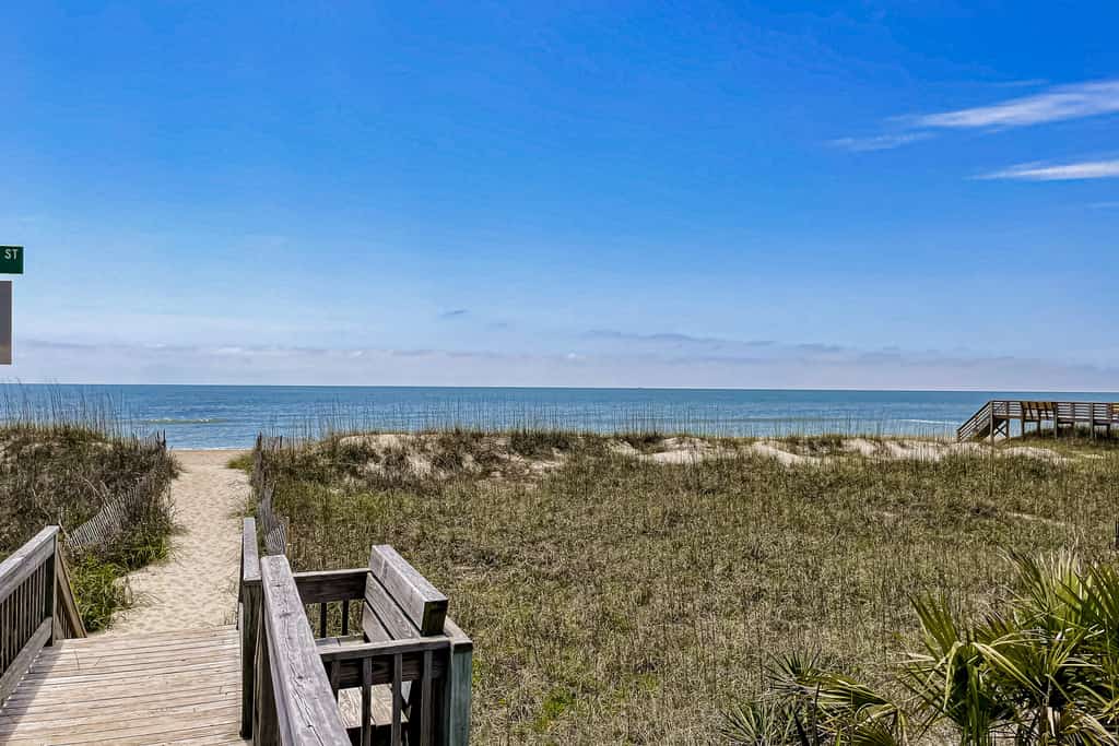 Grams Getaway: Private pool, deck, & patio - walk to the beach
