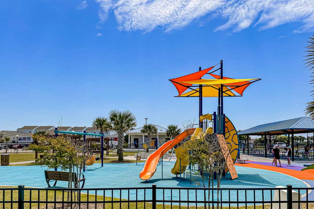 Grams Getaway: Private pool, deck, & patio - walk to the beach