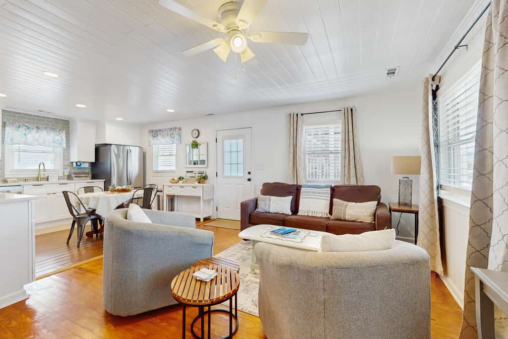 The Beach House: Private pool, Close to Beach!