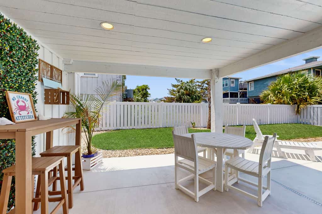 The Beach House: Private pool, Close to Beach!