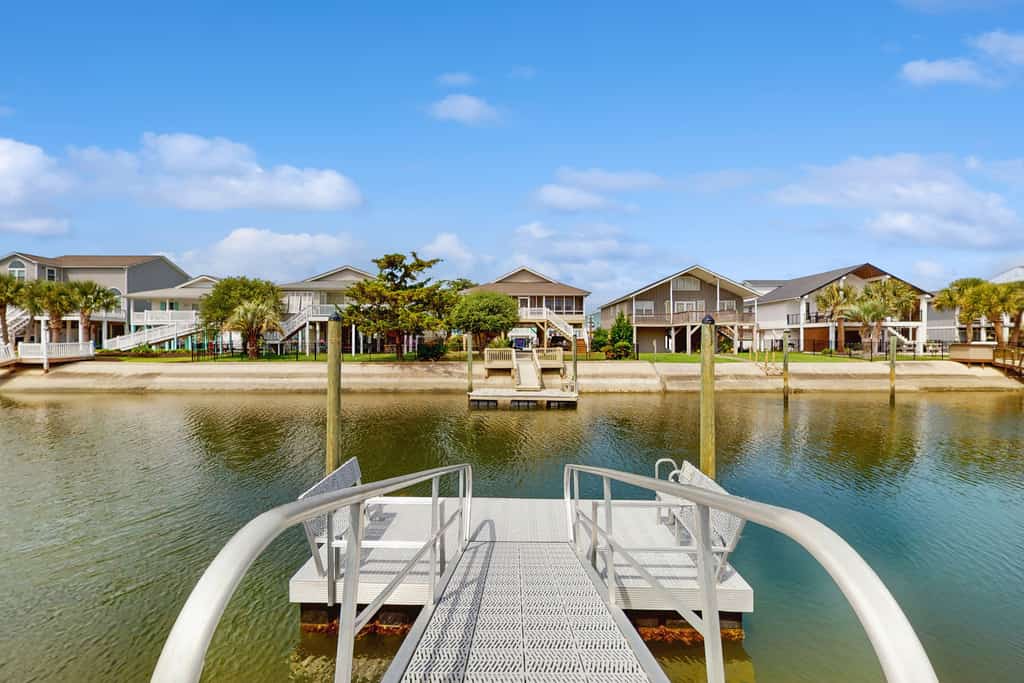 Putt & Paddle Paradise: Canalfront, putting green