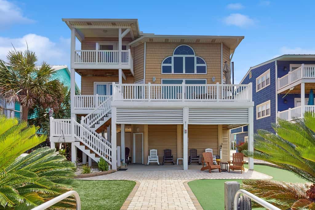 Putt & Paddle Paradise: Canalfront, putting green