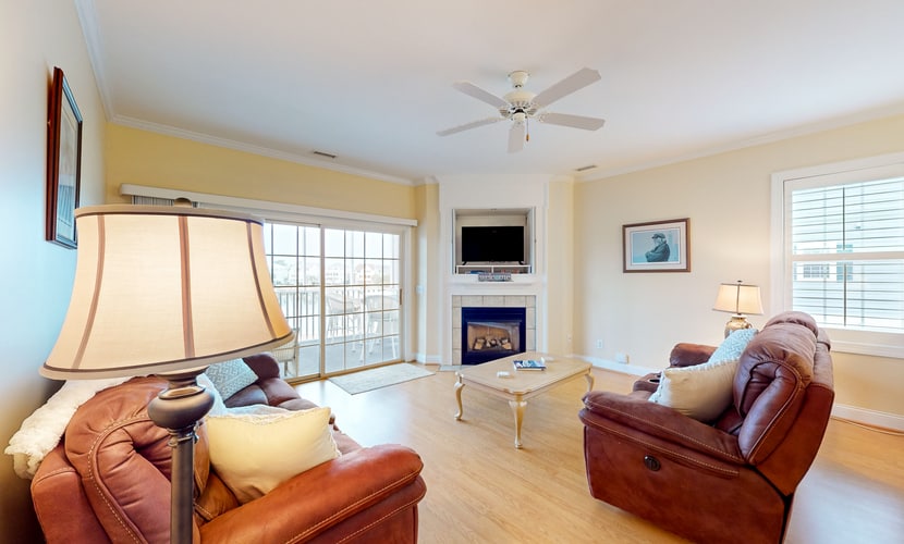 Mystic Marina B: Spacious condo with marina & Intercoastal views, screened-in balconies, W/D & AC