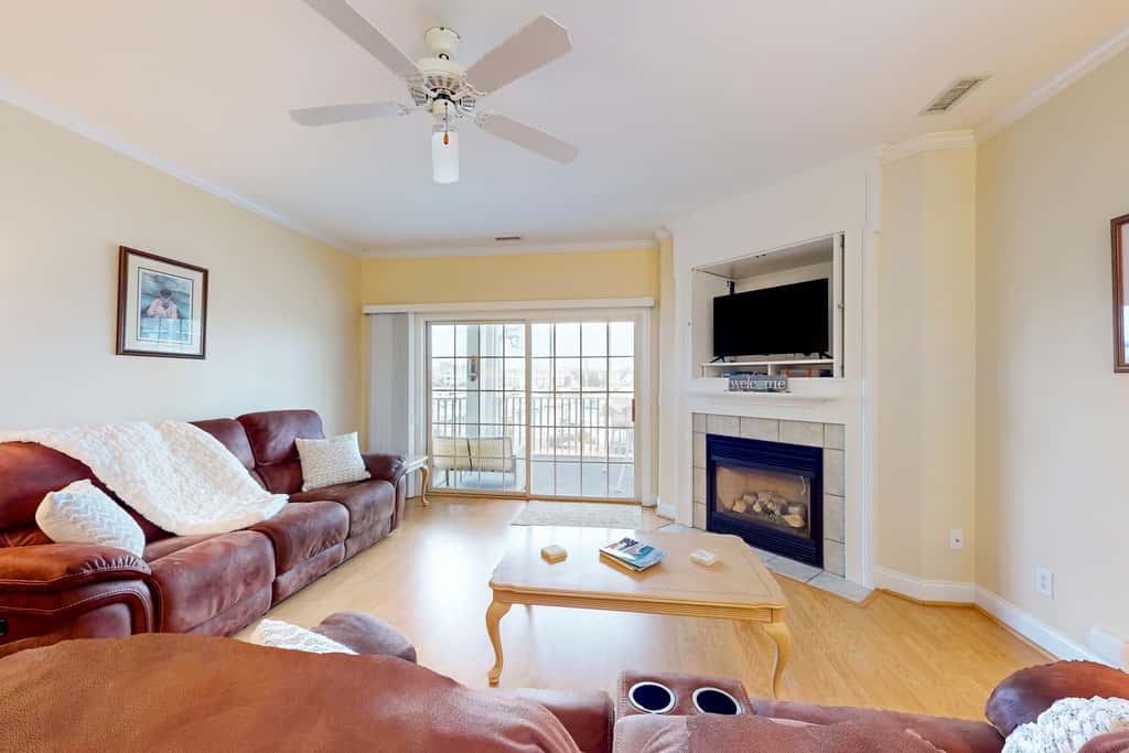 STJ16B Mystic Marina, 204B