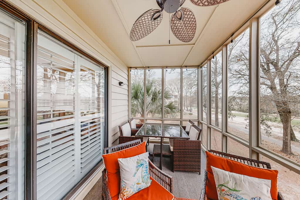 Robin's Nest: Private balcony, on-site pools, golf