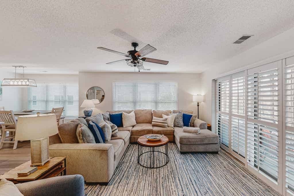 Robin's Nest: Private balcony, on-site pools, golf