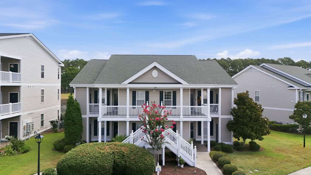 Great Egret Crossing: Beautiful dog-friendly coastal home close to beach, AC, and shared pool.