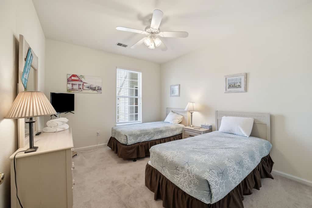 Great Egret Crossing: Beautiful dog-friendly coastal home close to beach, AC, and shared pool.