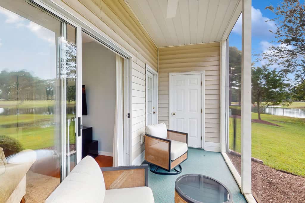 Sunset Dreams: 1st-floor corner condo with water view, on-site pool, & screened patio