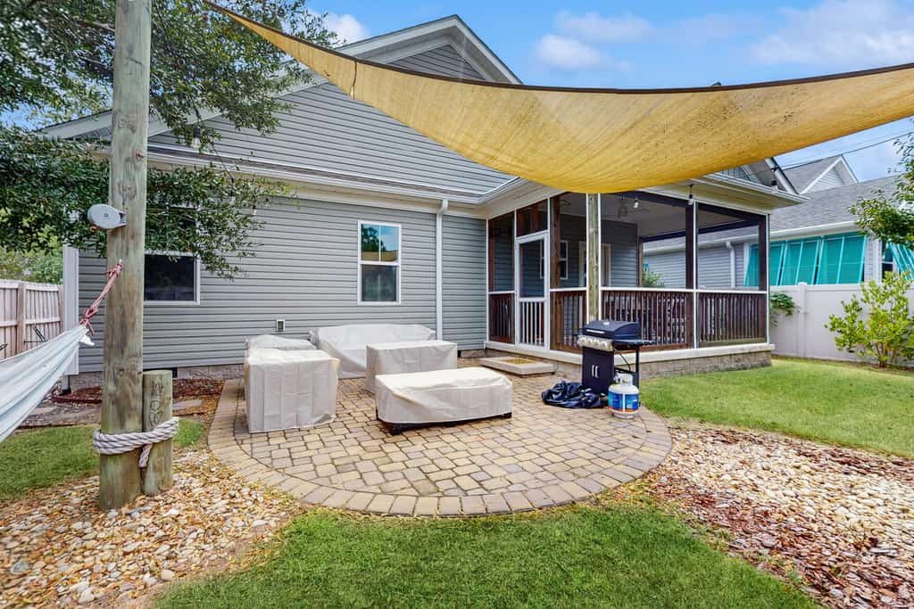 Casey's Place: Pet Friendly Home with Fenced Yard and Gas Grill Minutes to Beach