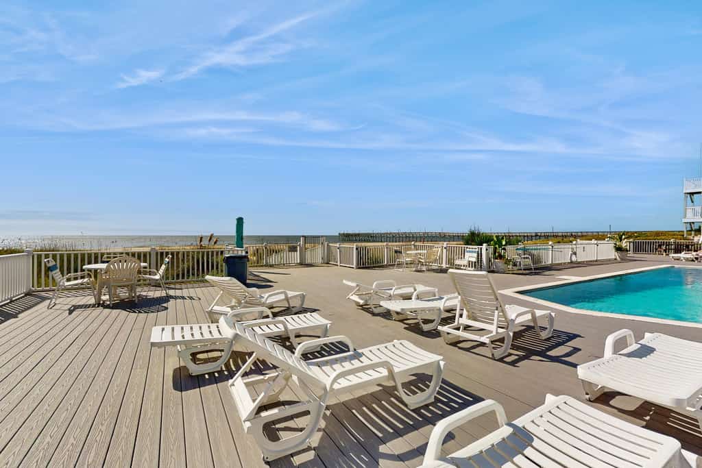 PierSide Paradise: Oceanfront condo, shared pool