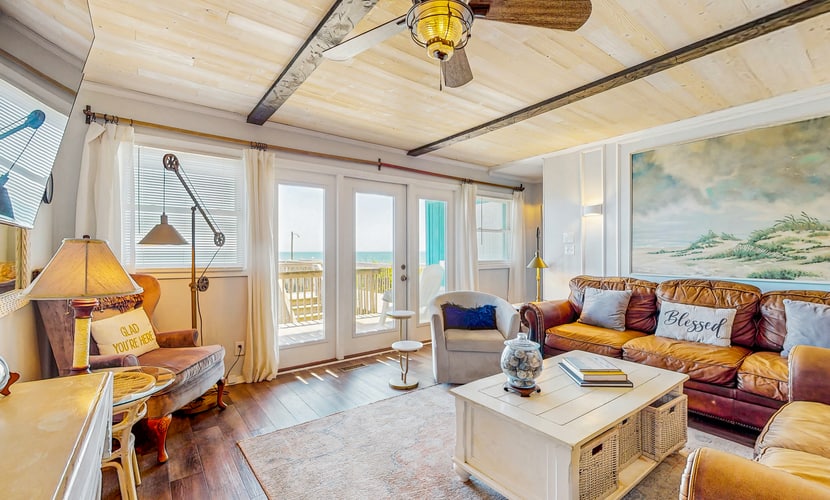 Oceanfront w/ beach access, amazing views, hot tub, kitchen, & smart TVs