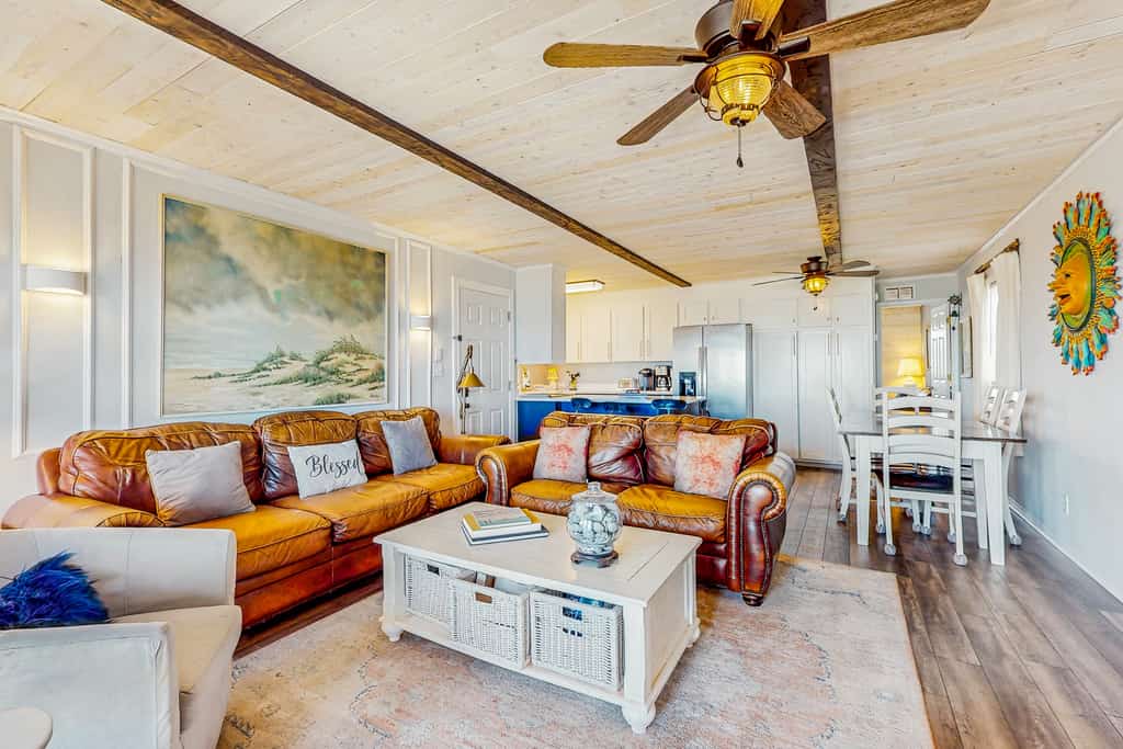 Oceanfront w/ beach access, amazing views, hot tub, kitchen, & smart TVs