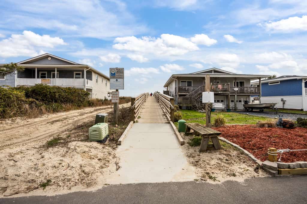 Beautiful Home Close to Beach w/Free WiFi, Central AC, Private W/D, Water Views