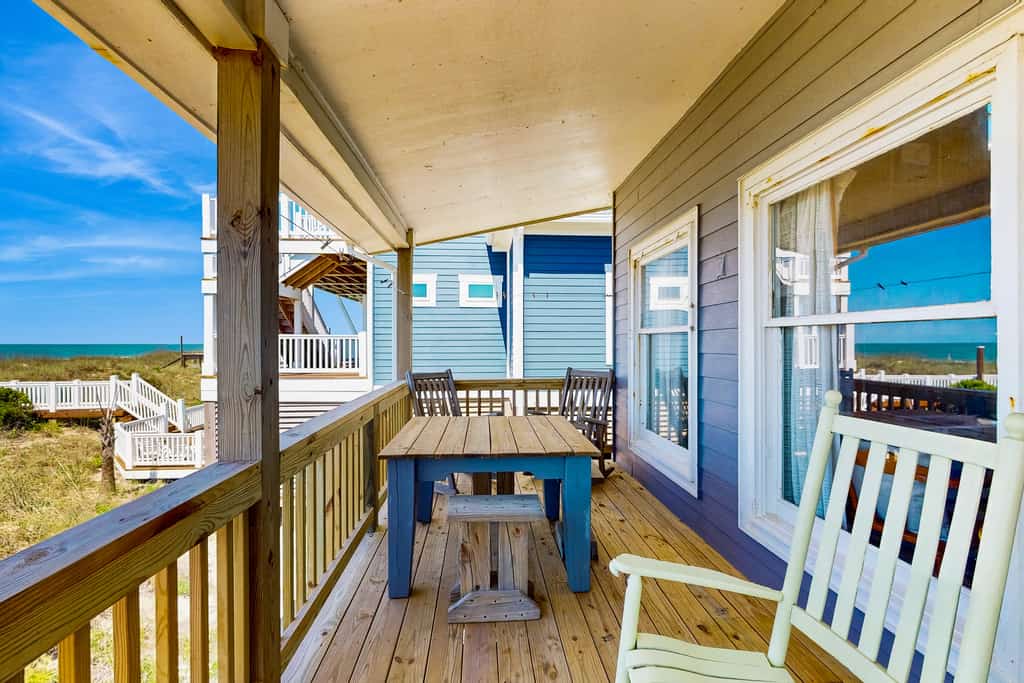 Oceanfront home with private beach walkway, washer/dryer, WiFi & AC - dogs OK