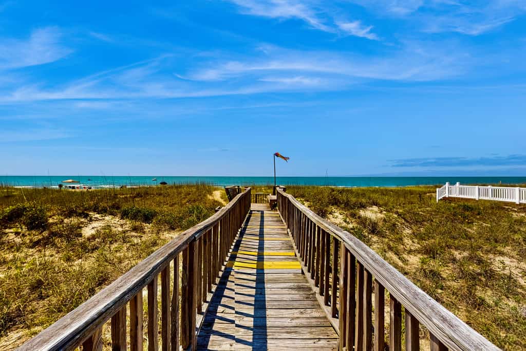Oceanfront home with private beach walkway, washer/dryer, WiFi & AC - dogs OK