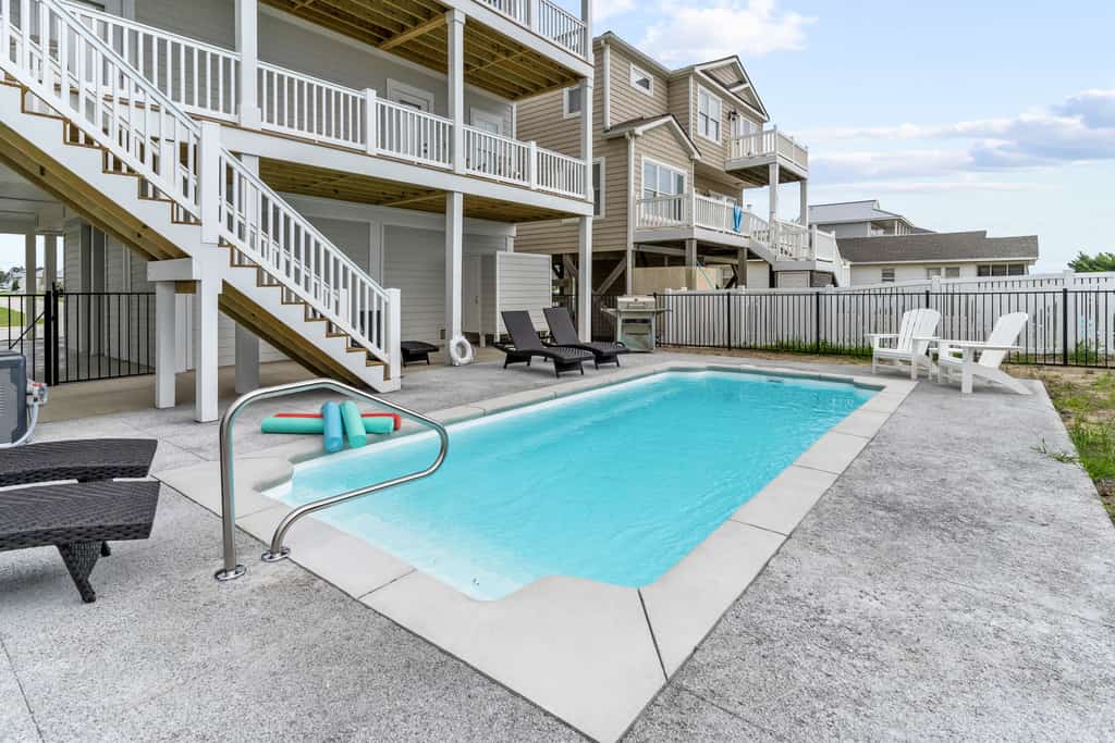 Thomas Cottage: Oceanfront home with private pool, ocean views, outdoor shower, & beach access