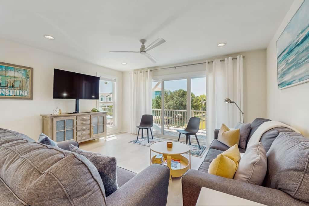 Seabreeze Duplex: Coastal home with large deck, close to beach and local attractions