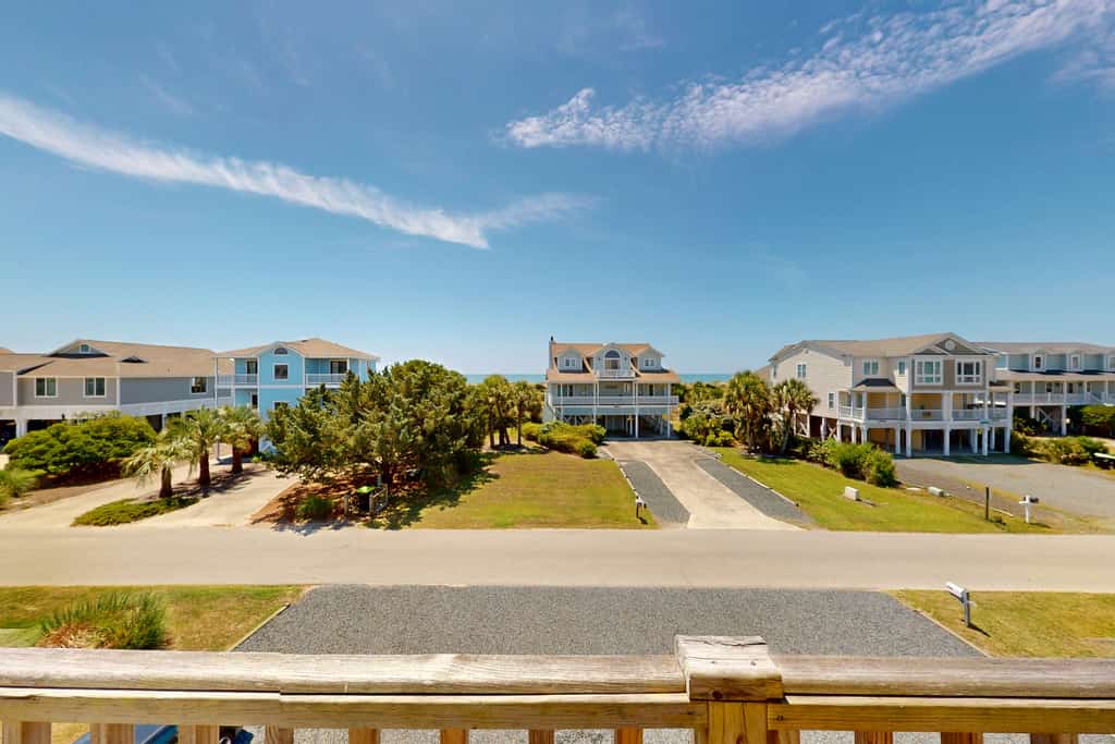 Seabreeze Duplex: Coastal home with large deck, close to beach and local attractions