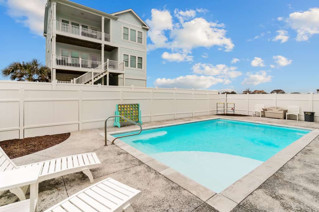 Heaven's Outpost: Waterfront retreat with private pool, beach access, fast WiFi & two decks