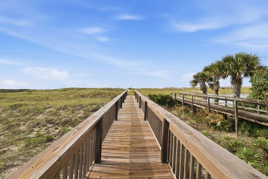 Oceanfront duplex with beach access, WiFi, washer/dryer, central AC - dogs OK