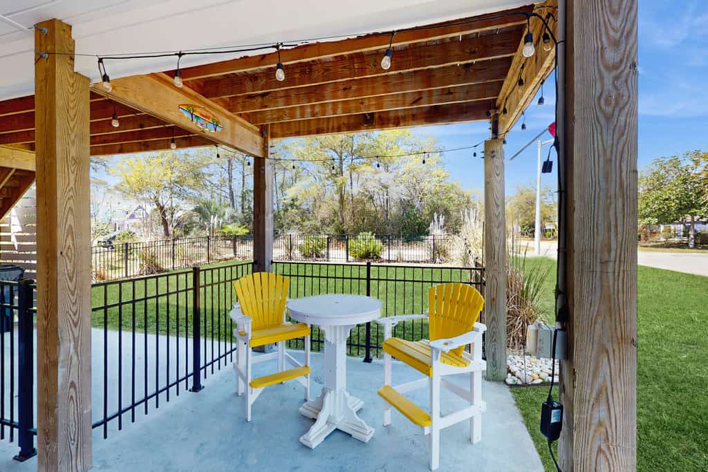 Sea N Red - Lower :1st-floor apt near the beach with kitchenette, patio, & electric vehicle charger