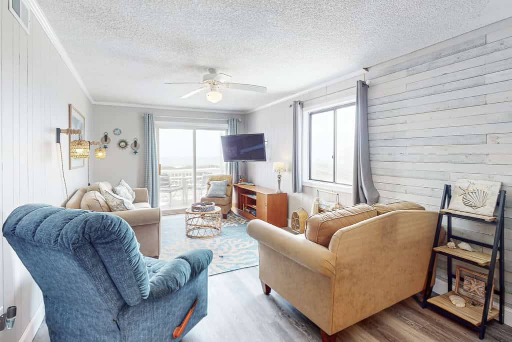 2nd-floor condo with ocean views, outdoor pool, & beach access - dogs OK