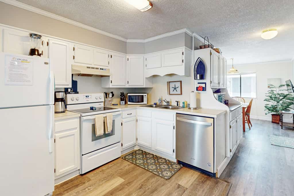 2nd-floor condo with ocean views, outdoor pool, & beach access - dogs OK