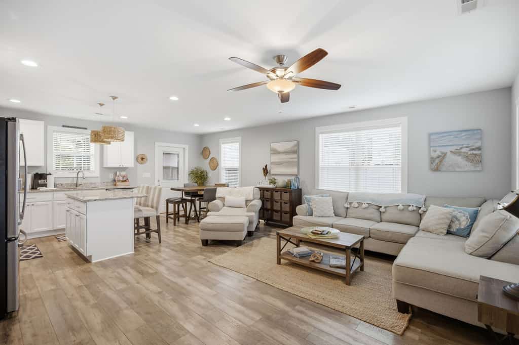 Oak Island Gem: Delightful getaway near the beach with fast WiFi, gas grill, outdoor shower