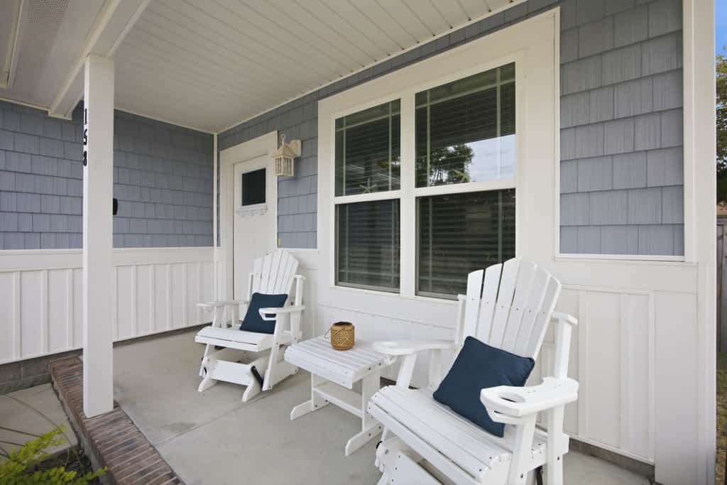 Oak Island Gem: Delightful getaway near the beach with fast WiFi, gas grill, outdoor shower