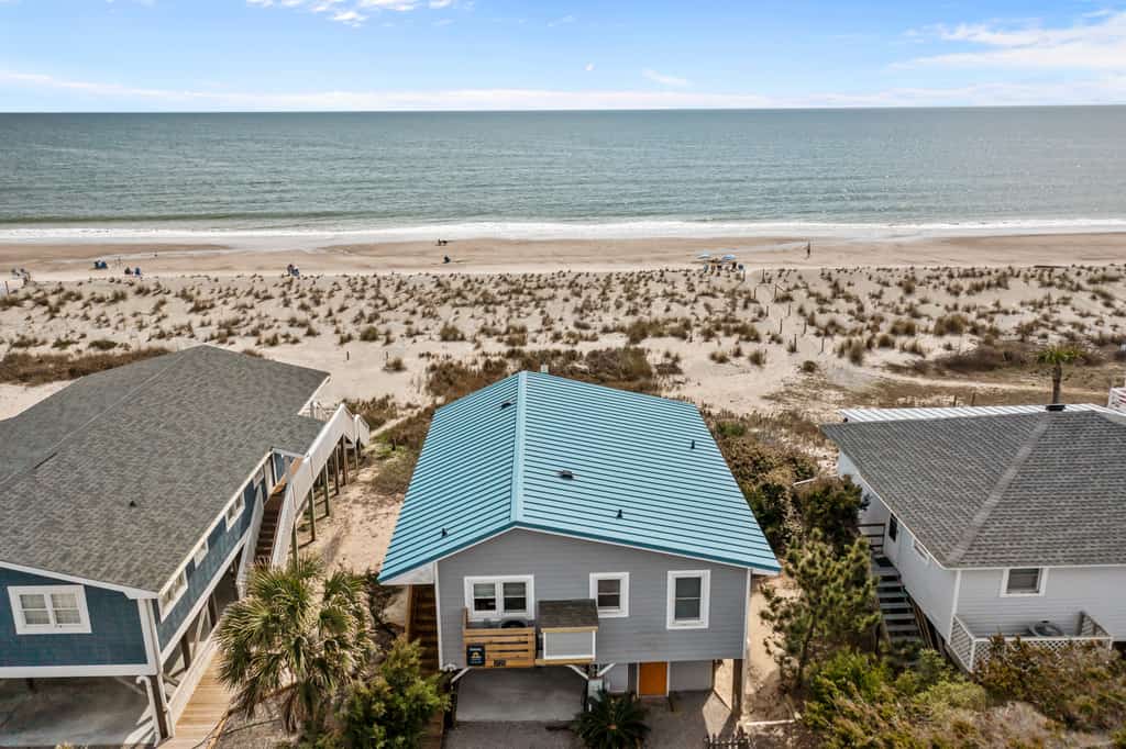 Turtle Time: 3BR Oceanfront | Deck | Washer/Dryer