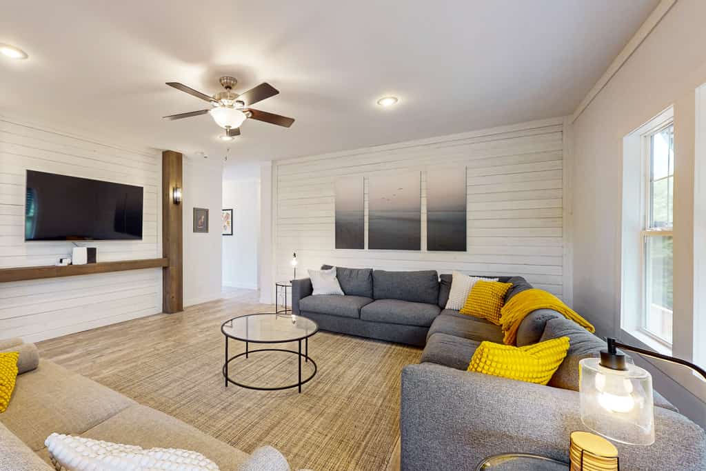 Salty Fox: Dog-friendly 2nd-floor home near the beach porch, outdoor shower, huge tub