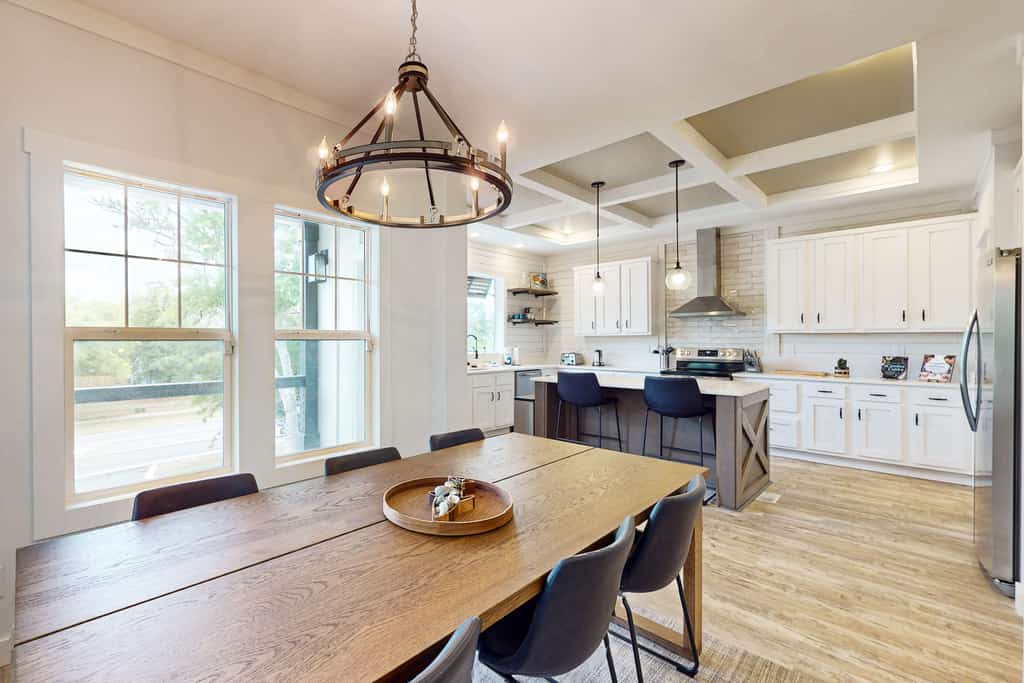 Salty Fox: Dog-friendly 2nd-floor home near the beach porch, outdoor shower, huge tub