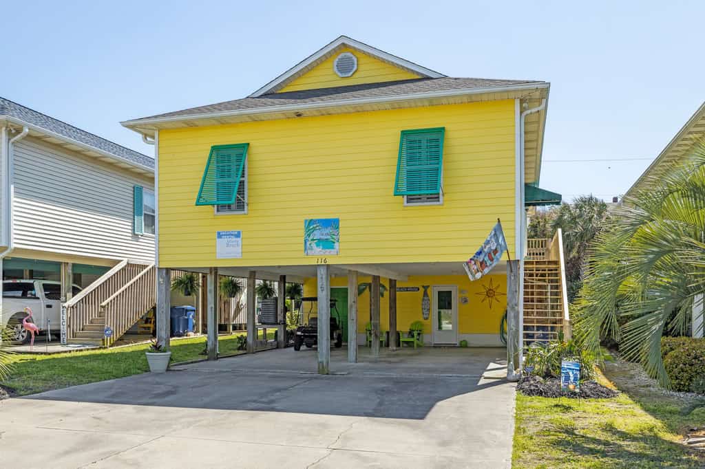 On Island Time: Dog Friendly, Centrally located, fenced yard - walk to the beach