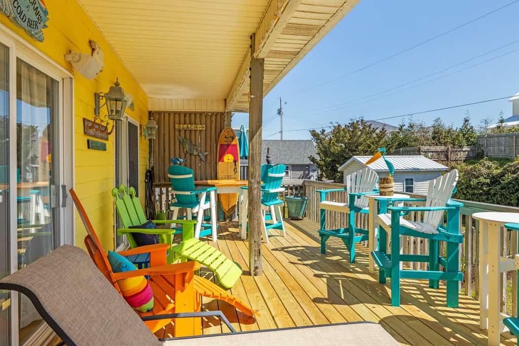 On Island Time: Dog Friendly, Centrally located, fenced yard - walk to the beach