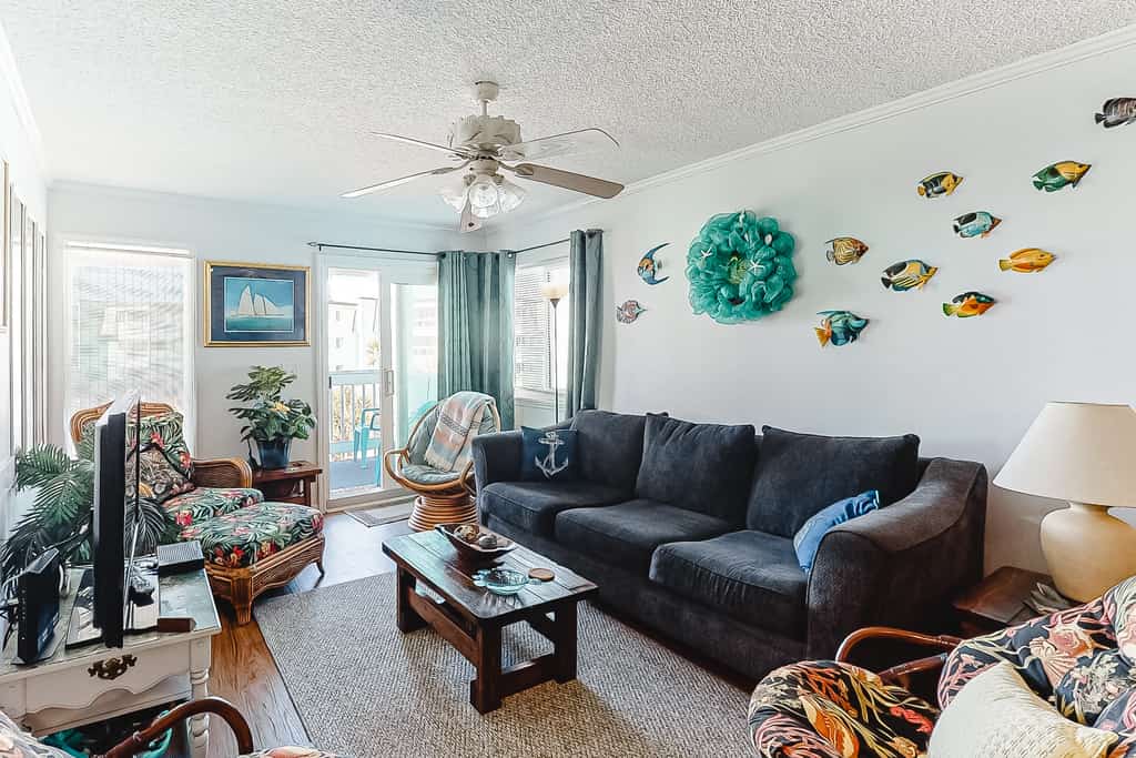 Second-Floor, Ocean View Condo with a Balcony, WiFi & Shared Pool/Grills