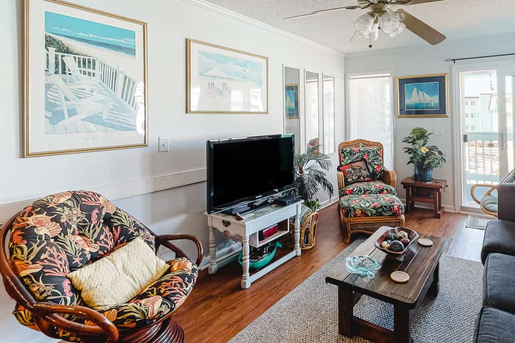 Second-Floor, Ocean View Condo with a Balcony, WiFi & Shared Pool/Grills