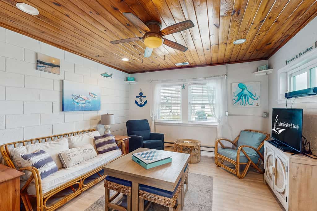 By the Sea: Dog-friendly, close to the beach and local attractions