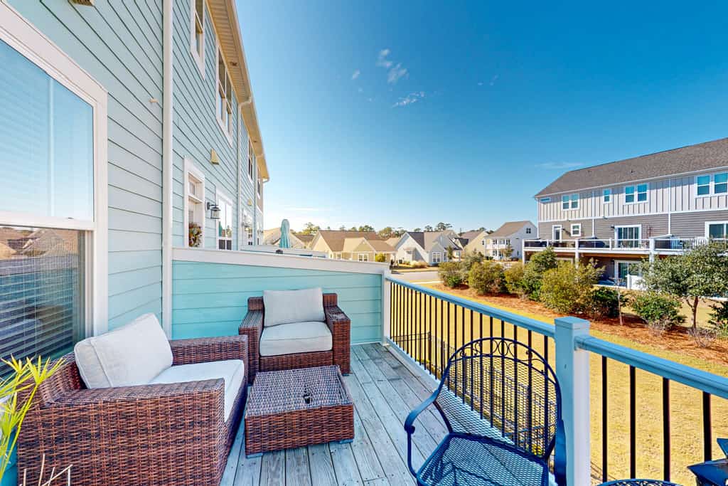 Modern townhome with resort-style pool, clubhouse, lake for fishing/kayaks