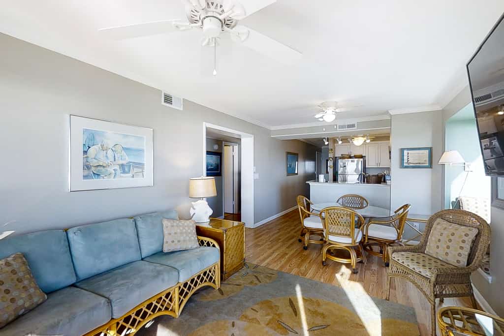 Lovely Oceanfront Suite w/Free WiFi, Private Balcony, W/D, & Shared Pool