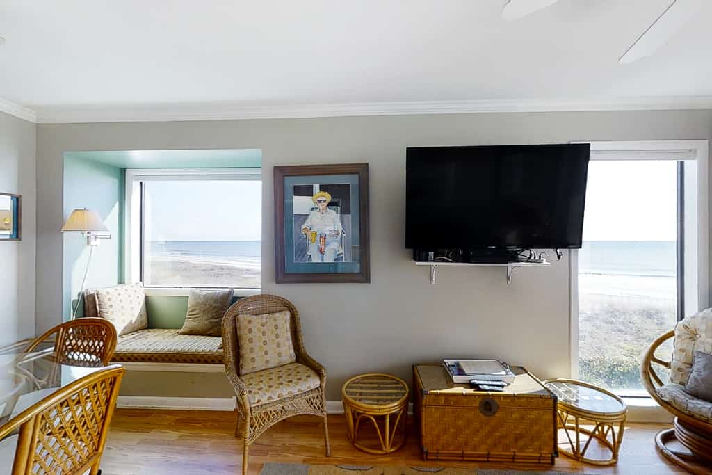 Lovely Oceanfront Suite w/Free WiFi, Private Balcony, W/D, & Shared Pool