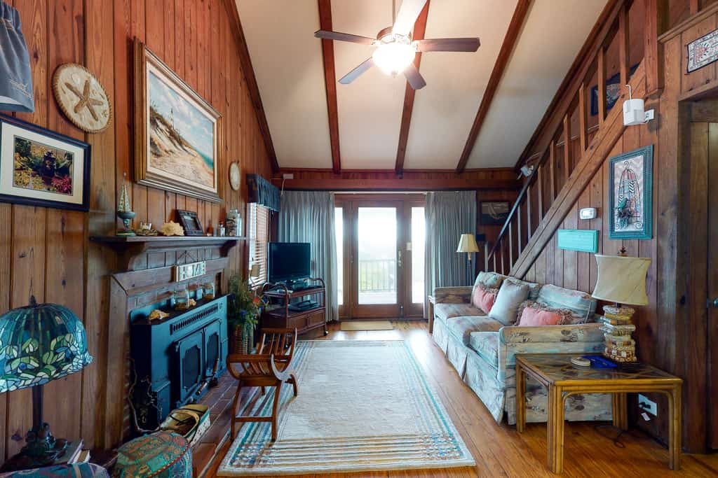Beautiful Home in Oceanfront Location w/Vaulted Ceilings, Free WiFi, Deck, W/D