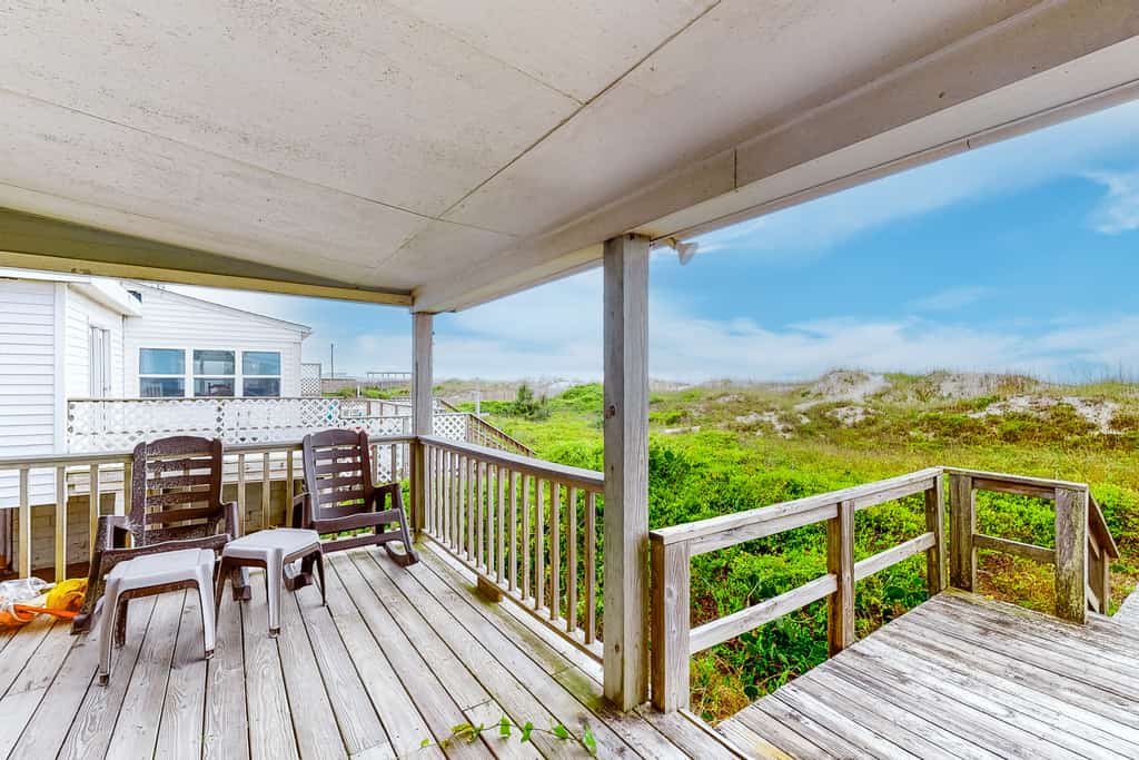 Beautiful Home in Oceanfront Location w/Vaulted Ceilings, Free WiFi, Deck, W/D