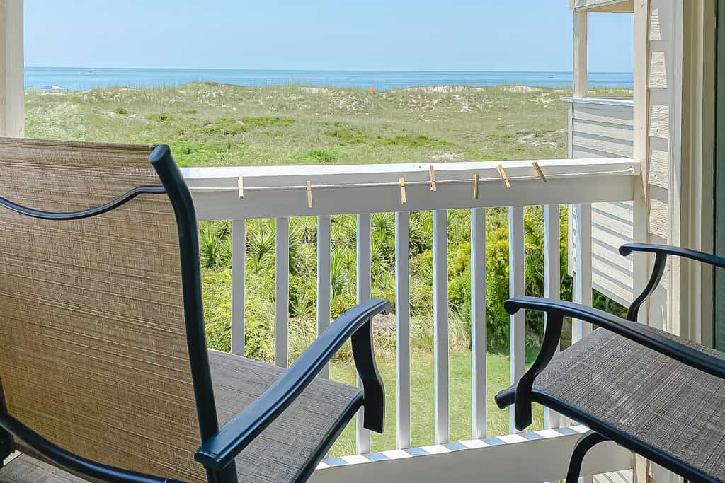 Oceanfront, 2nd-floor condo with balcony, shared pools/hot tub/tennis