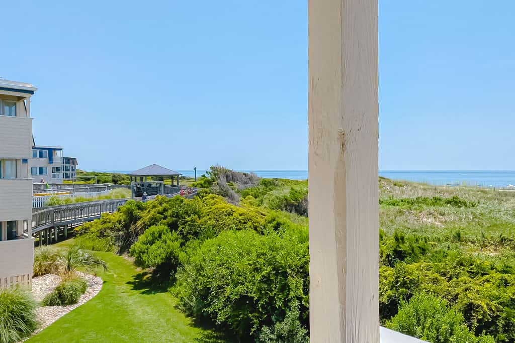 Oceanfront, 2nd-floor condo with balcony, shared pools/hot tub/tennis