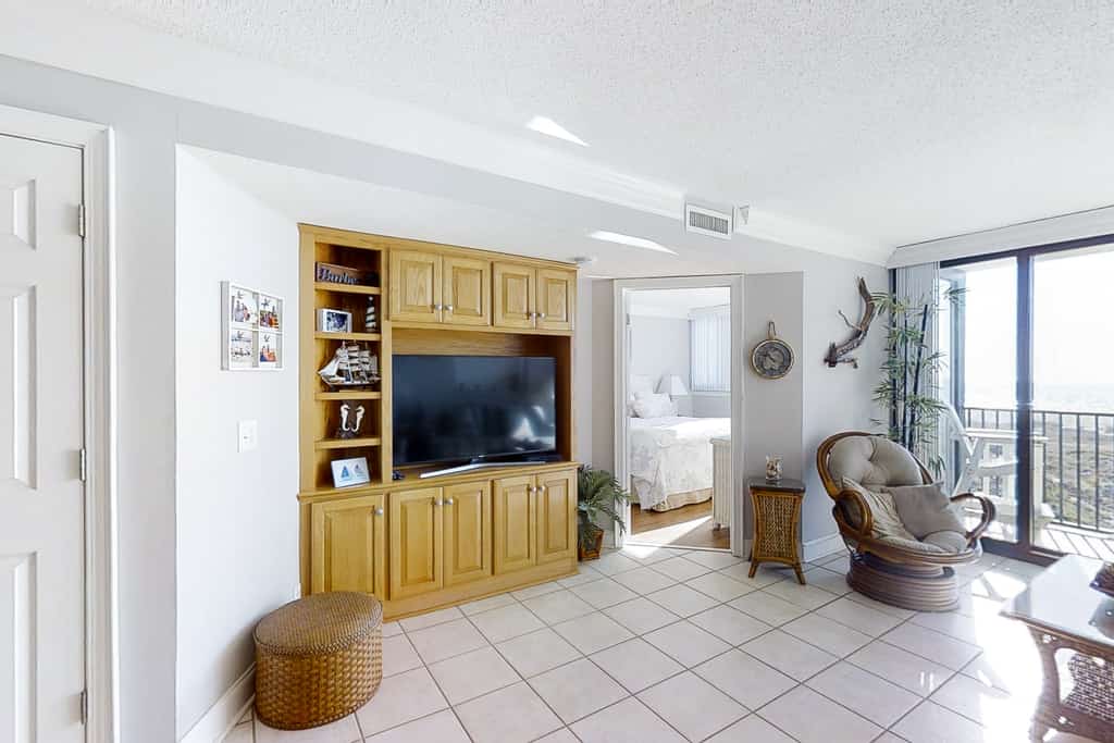 Oceanfront, 5th-Floor Condo with Ocean View, WiFi & Shared Pools/Hot Tub/Gym