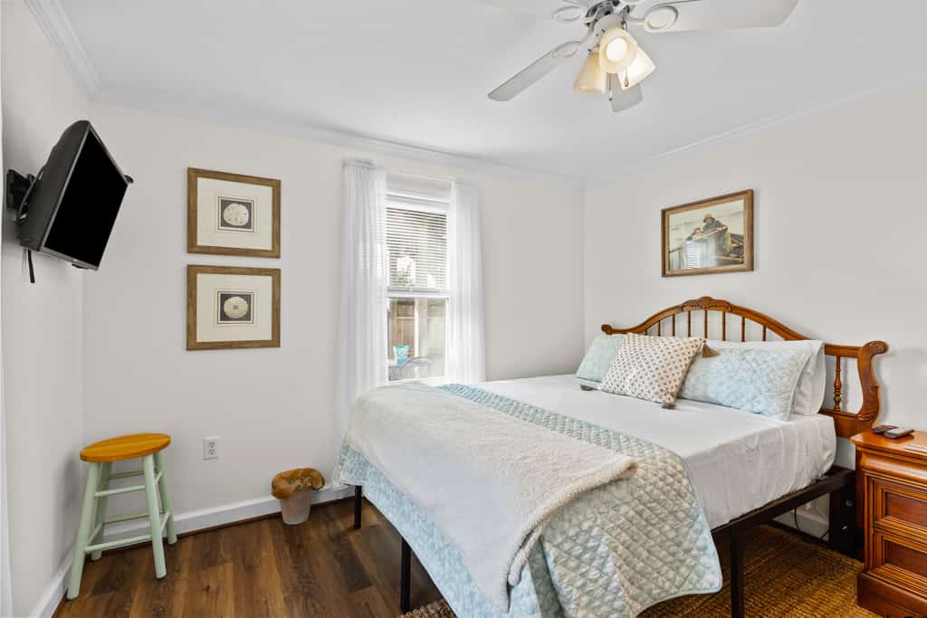 RG & Carole's Place: Updated beach cottage with enclosed patio, 2 decks, grill, AC, & W/D