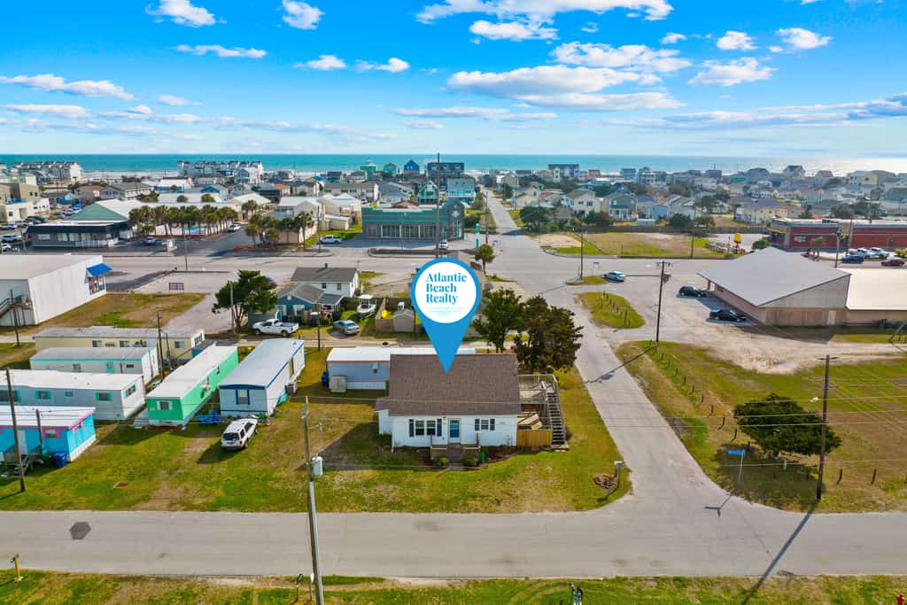 RG & Carole's Place: Updated beach cottage with enclosed patio, 2 decks, grill, AC, & W/D